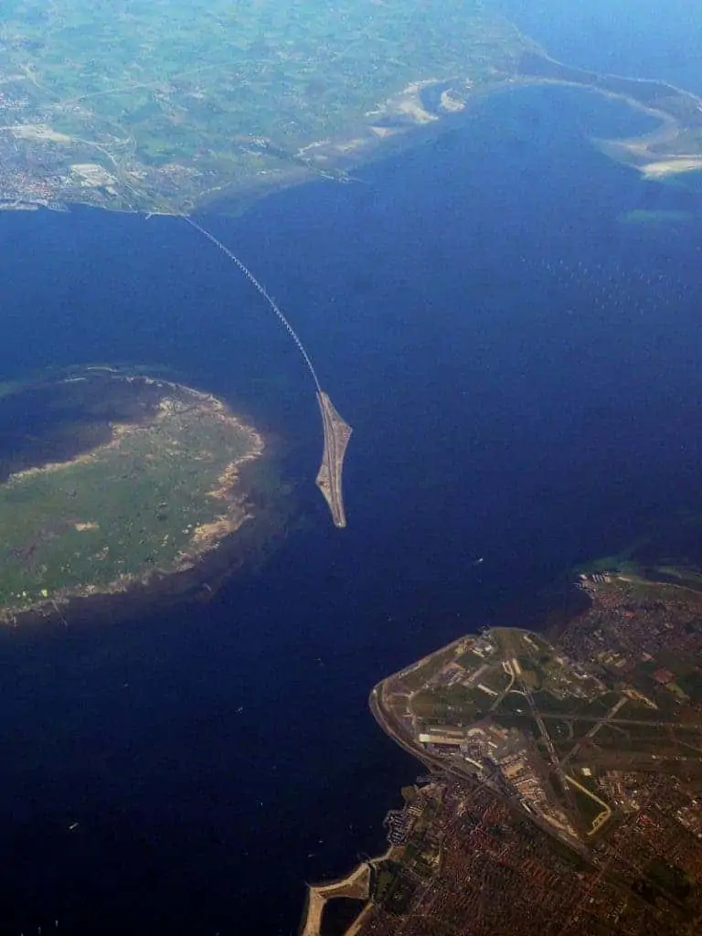 oresund-bridge-tunnel-connects-denmark-and-sweden