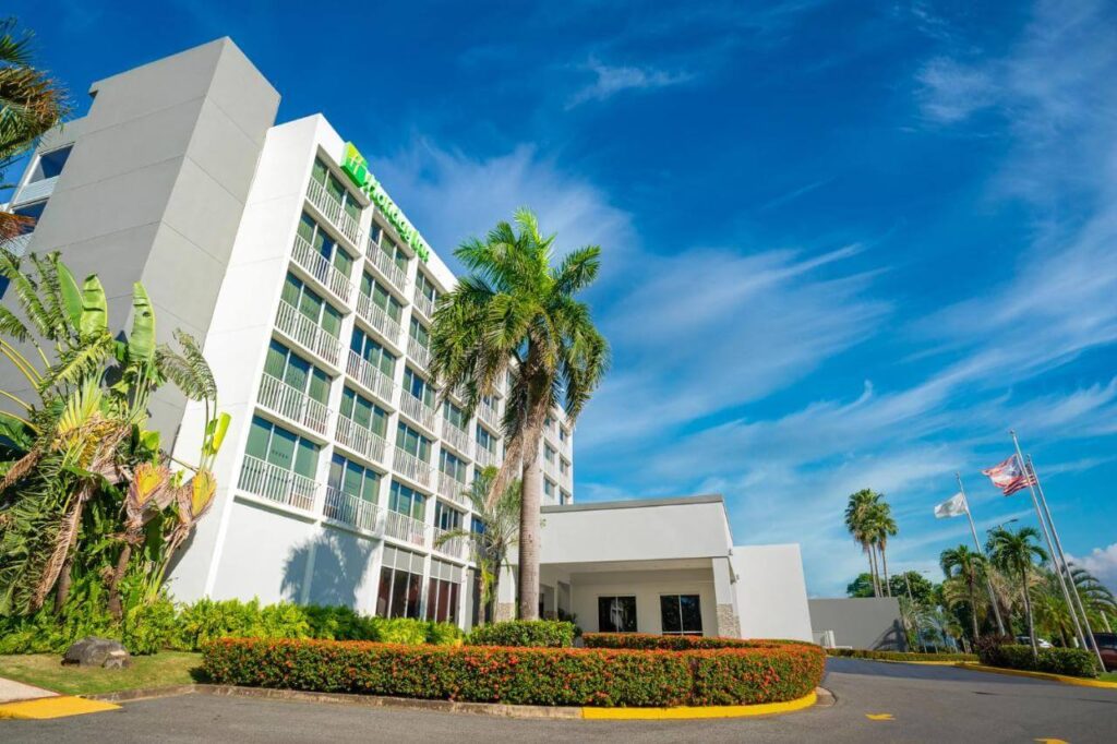 Holiday Inn Mayagüez’s beachfront lounge chairs overlooking a tranquil coral-lined bay