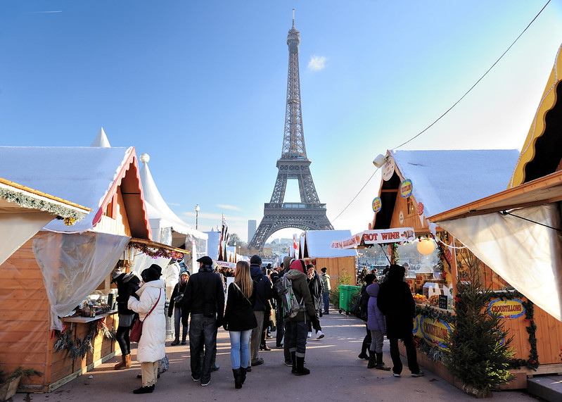 A Magical Village de Noël by the Eiffel Tower