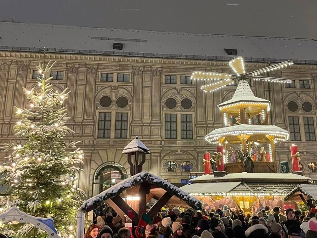Weihnachtsdorf im Kaiserhof der Residenz
