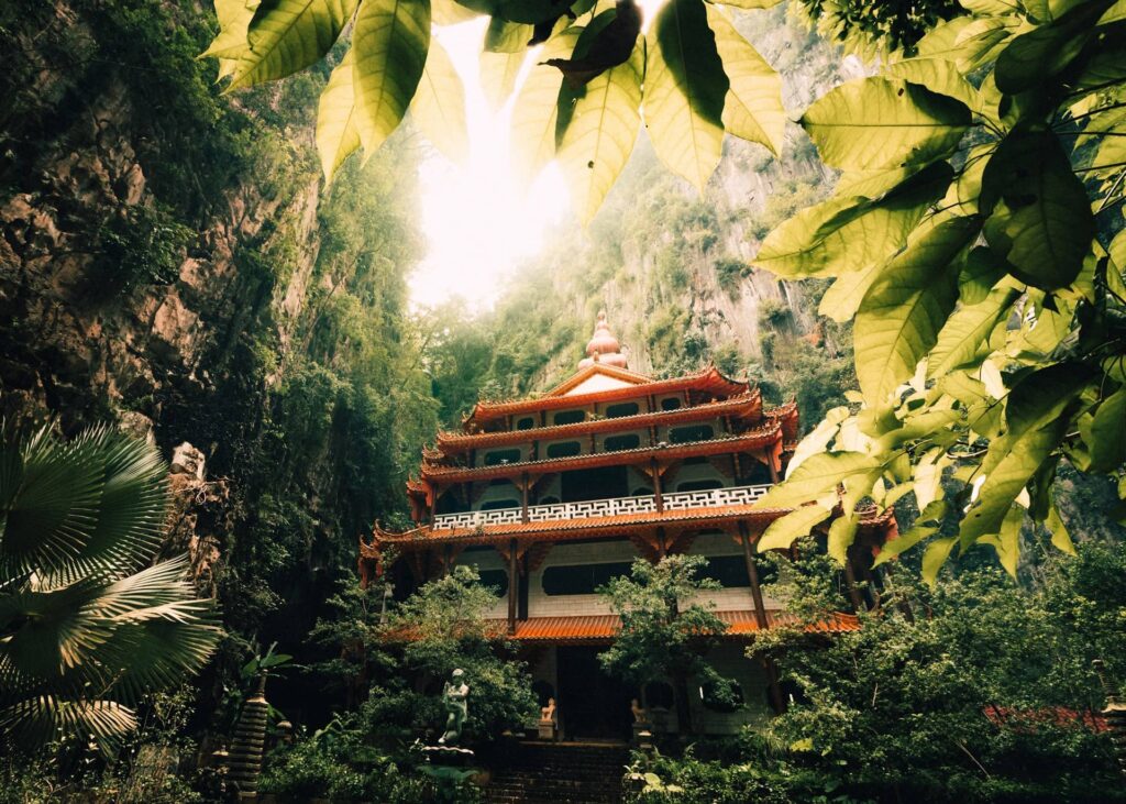 Sam Poh Tong Temple