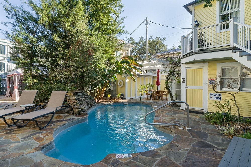 Azalea Inn and Villas
