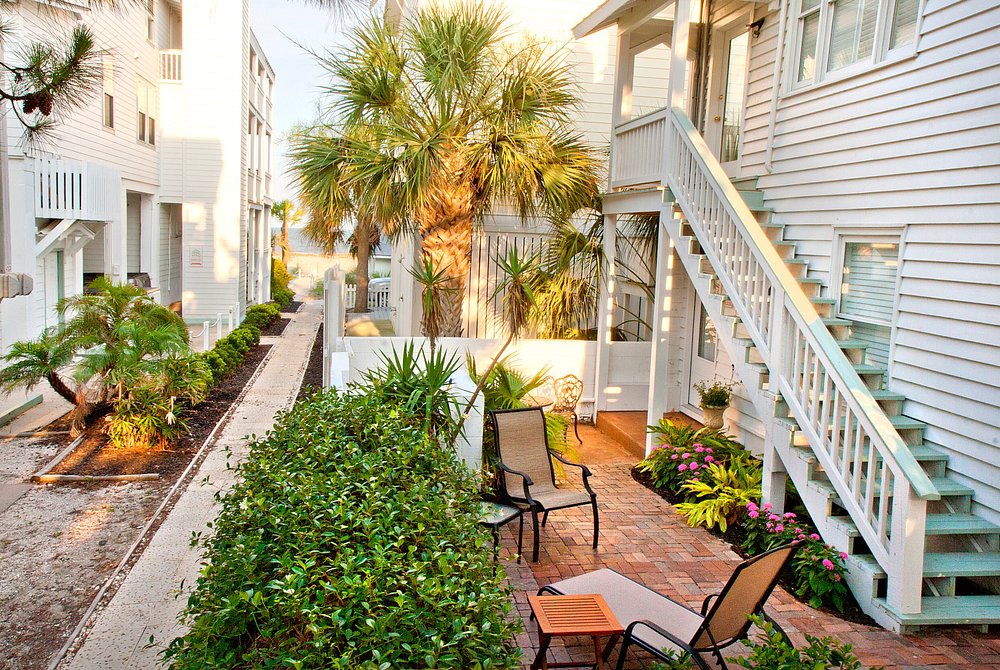 DeSoto Beach Gardens: A Comfortable Coastal Retreat