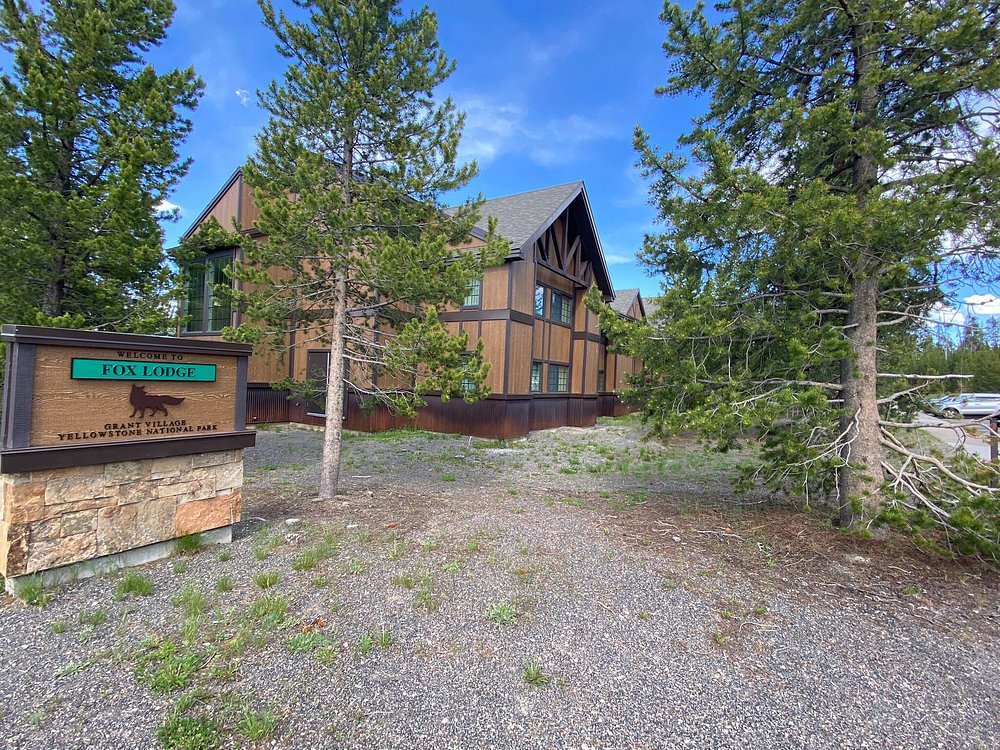 Grant Village lodge