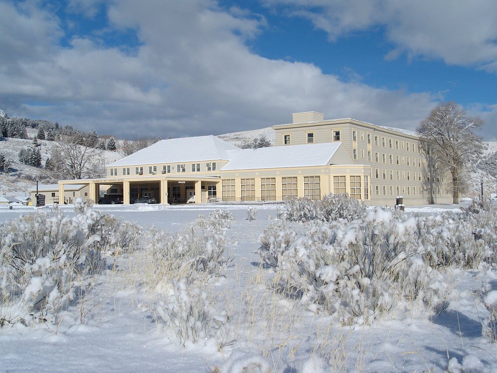 mammoth-hot-springs-hotel