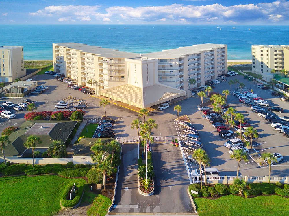 Holiday Surf & Racquet Club: A Great Stay for Beach and Sports Enthusiasts