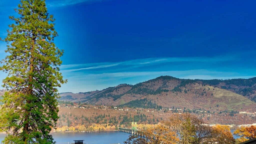 Hood River, Oregon: Fall Foliage and Scenic Adventures in the Columbia River Gorge