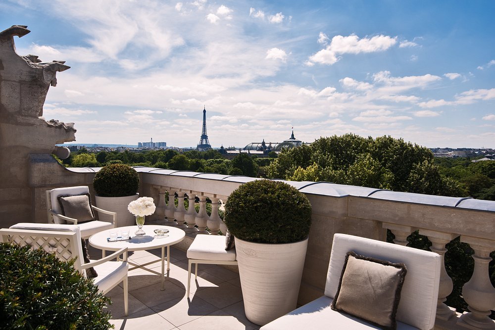 Hotel de Crillon Elegance and Eiffel Tower Views in the 8th Arrondissement