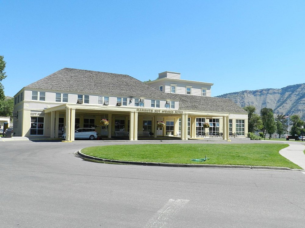 Mammoth Hot Springs Hotel