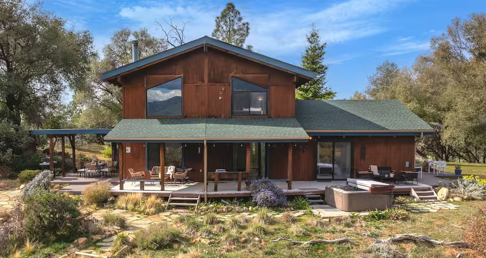Mountain Lodge with Hot Tub