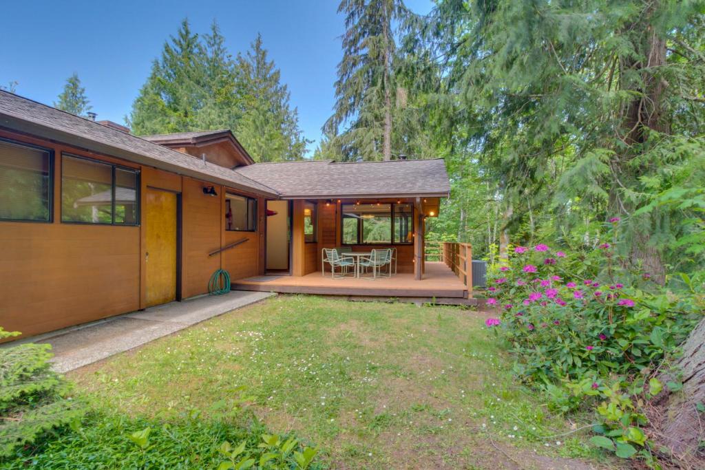 Northwest Art and Modern Comfort Surrounded by Nature