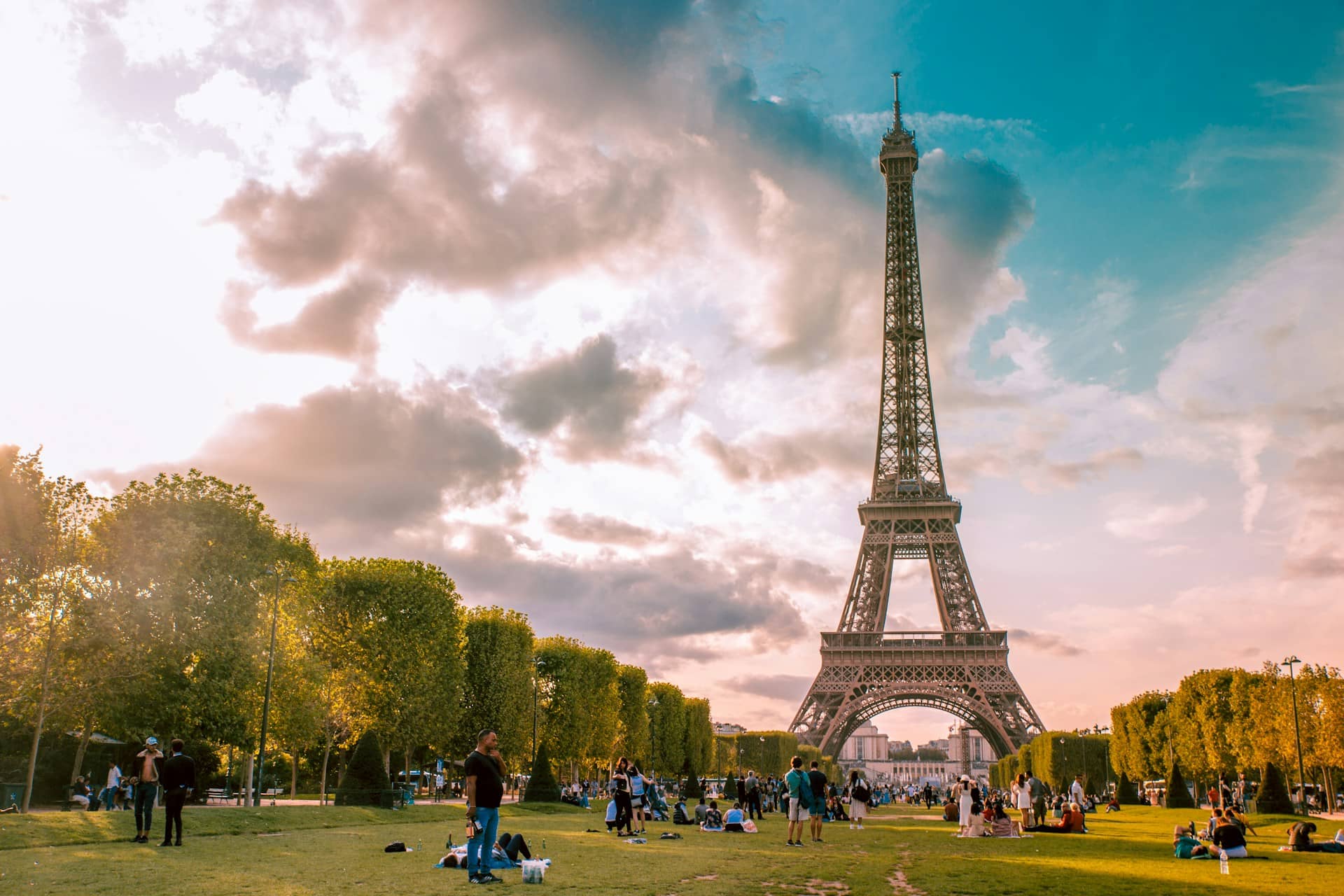 Top 18 Hotels With A View Of The Eiffel Tower in Paris