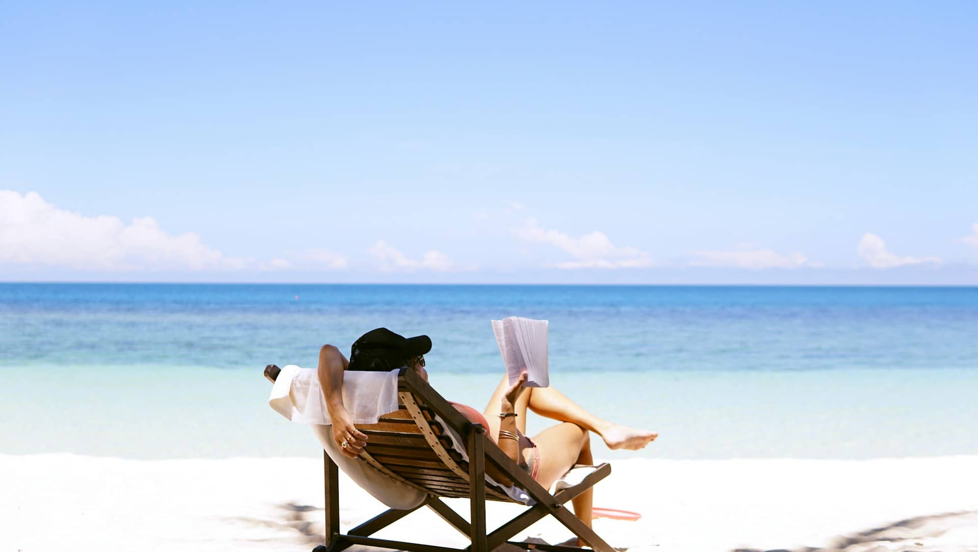Best Solo Travel Destinations for Beach Holidays: Safe, Relaxing & Social Connection for Holidays