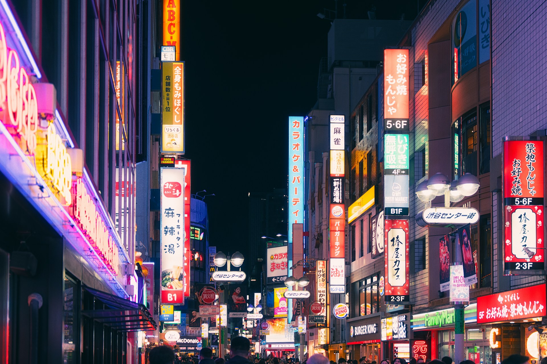 Best Solo Travel Destinations With Vibrant Nightlife