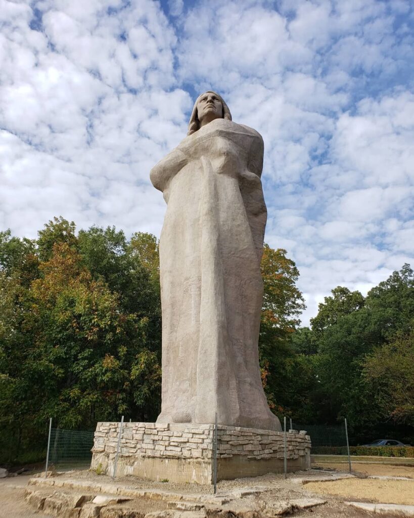 Black Hawk Statue , Oregon