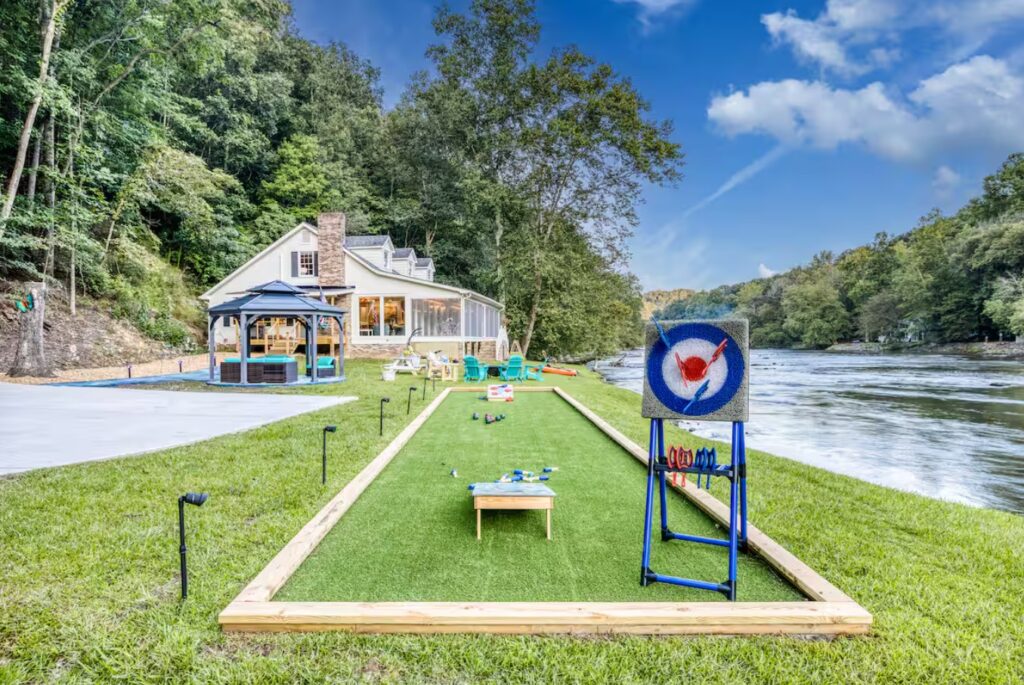 Looking Glass Retreat-Exquisite Waterfront Home in Ellijay