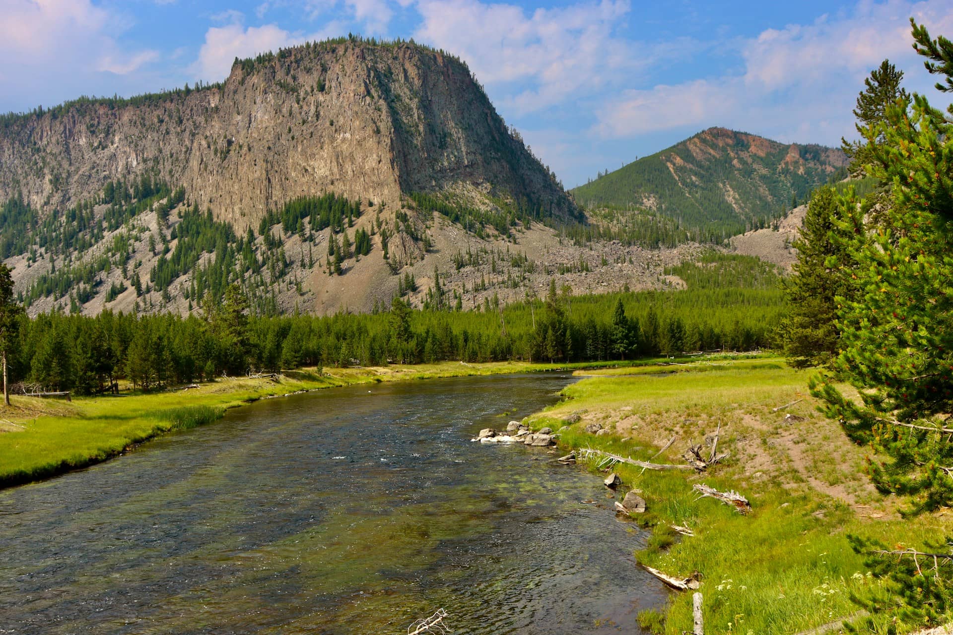 The Best Time to Visit Yellowstone National Park for Travelers to See Geysers, Wildlife, and Scenic Wonders