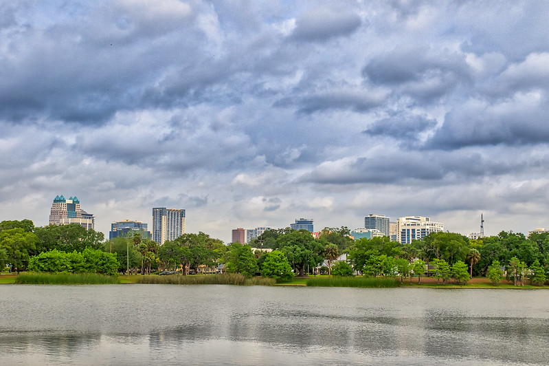 Lake Davis Park: A Peaceful Orlando Walking Spot With Trees, Picnic Space, and Nearby Food