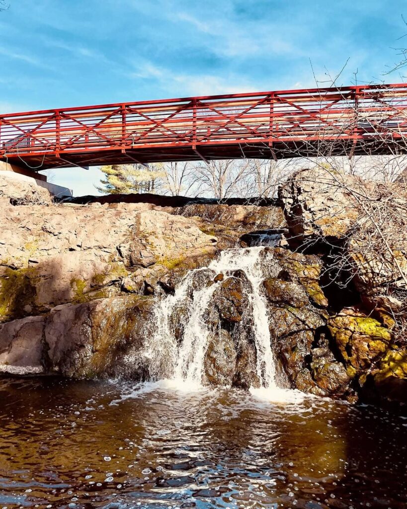 Mill Pond Falls, Newington