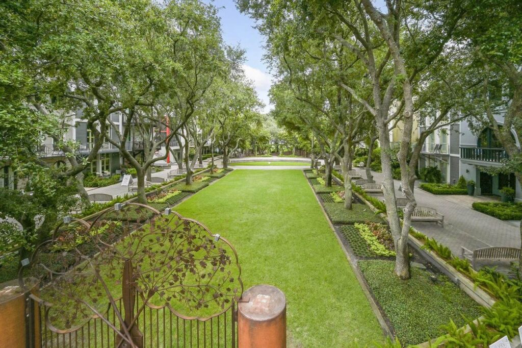 Ruskin Park Art Galleries, Shade Trees, and a Relaxed Seaside Stroll