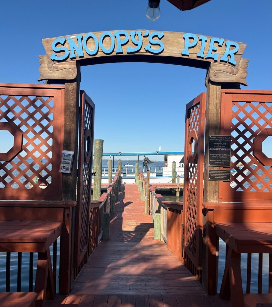 Snoopy’s Pier Fresh Seafood Beside the Water